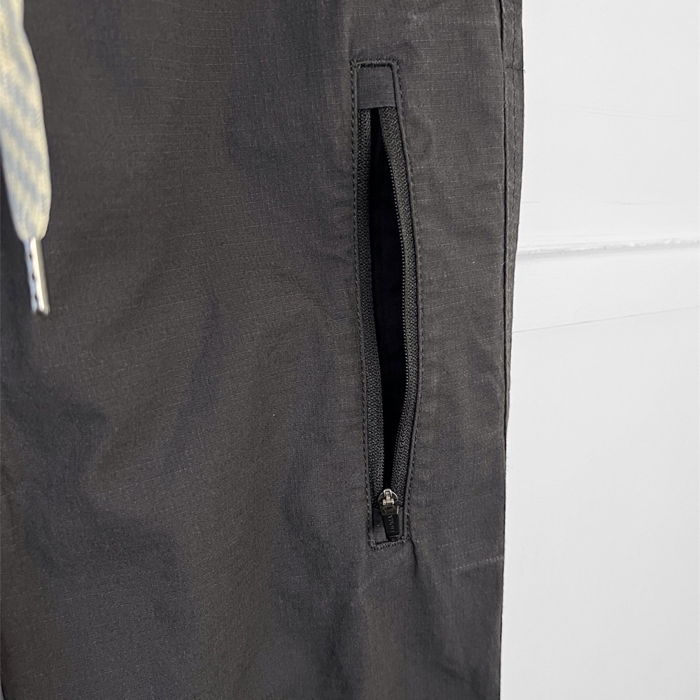 Vuori Men's Ripstop Drawstring Climber Pants in Charcoal - Picture 6 of 12
